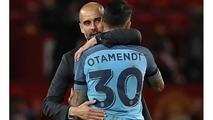 Guardiola se abraza a uno de su valuarte defensivo.