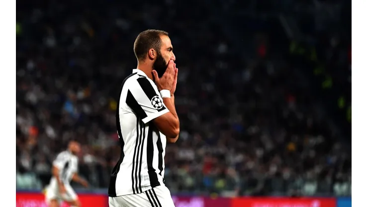 Higuaín se lamenta la ocasión perdida para empatar ante el Real Madrid. (Fuente: Getty)