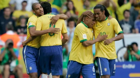 CHOCARON LA FERRARI. Roberto Carlos, Kaká, Adriano y Ronaldinho eran los bastiones de un equipo fenomenal.
