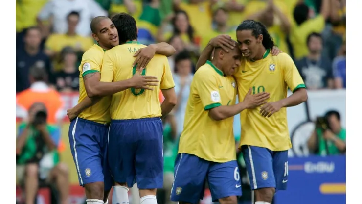 CHOCARON LA FERRARI. Roberto Carlos, Kaká, Adriano y Ronaldinho eran los bastiones de un equipo fenomenal.