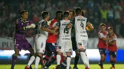 Insólito: Árbitro pita penal y se retracta sin el VAR