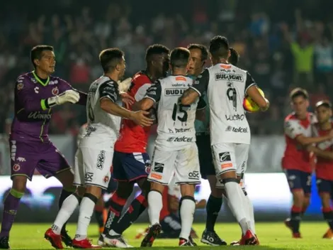 Insólito: Árbitro pita penal y se retracta sin el VAR