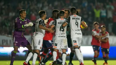 Insólito: Árbitro pita penal y se retracta sin el VAR