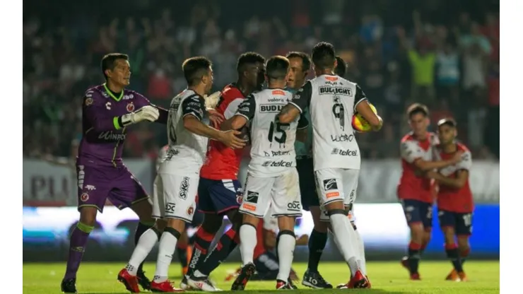 Insólito: Árbitro pita penal y se retracta sin el VAR