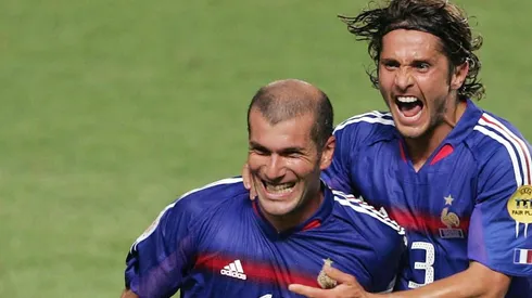 NO QUIEREN MÁS VAR. Lizarazu festeja junto a Zidane en el Mundial.