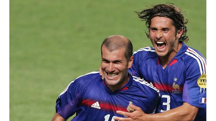 NO QUIEREN MÁS VAR. Lizarazu festeja junto a Zidane en el Mundial.