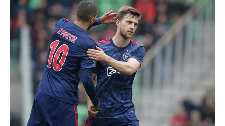 Ajax se impone a Groningen y sigue al acecho del PSV