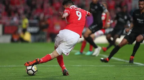 INTRATABLE. Raúl Jiménez en el momento justo de su asistencia de rabona.