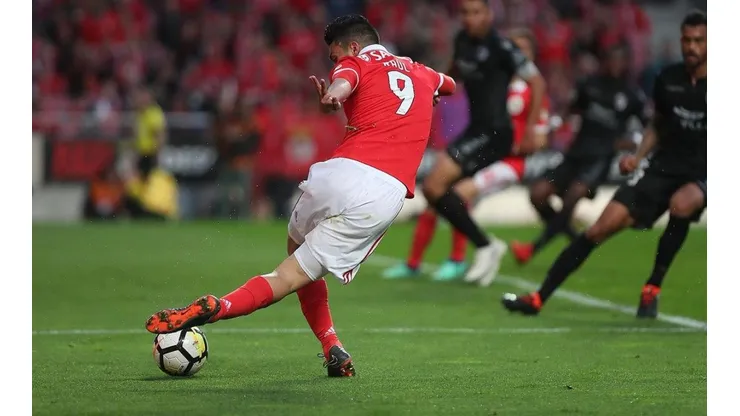 INTRATABLE. Raúl Jiménez en el momento justo de su asistencia de rabona.