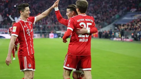 James Rodríguez celebra junto a Thomas Müller.