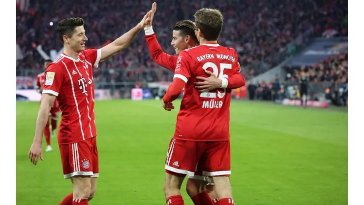 James Rodríguez celebra junto a Thomas Müller.