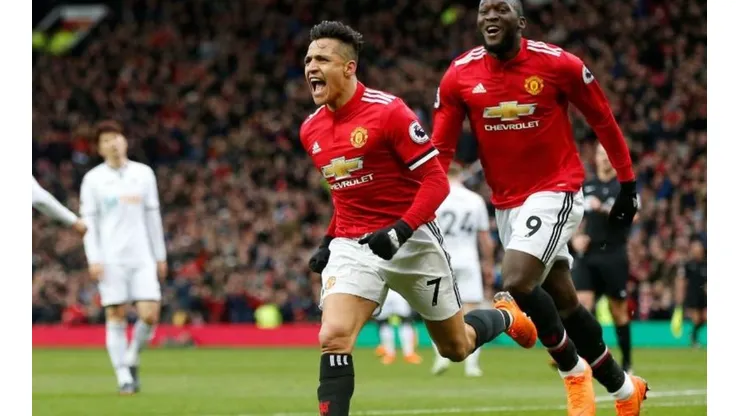 Alexis Sánchez gritando su gol en Manchester United.