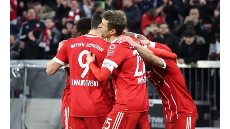 UNA AVALANCHA. El Bayern vapulea al Dortmund en el clásico.