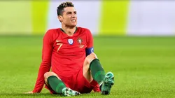 FRUSTRADO. Cristiano Ronaldo en el césped durante la goleada encajada contra Holanda (Foto: Getty).