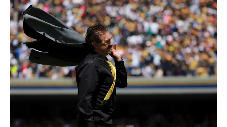 ATENDIDO. Ricardo La Volpe en uno de sus últimos partidos como técnico del América (Foto: Getty).