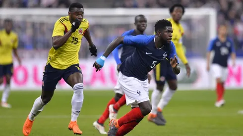 Umtiti enfrentando a la Selección Colombia.