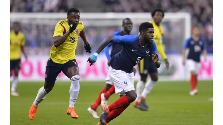 Umtiti enfrentando a la Selección Colombia.