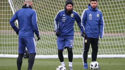 Messi toma la pelota en un entrenamiento de la Selección ante la mirada de Mascherano y Aguero.