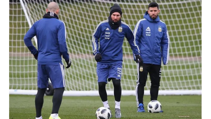 Messi toma la pelota en un entrenamiento de la Selección ante la mirada de Mascherano y Aguero.
