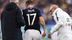 AFUERA. Lucas Digne con los médicos de la Selección de Francia en el amistoso contra Colombia.