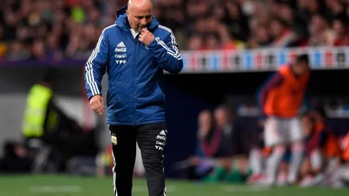 UN MAR DE DUDAS. Sampaoli al costado del campo en el Wanda Metropolitano.