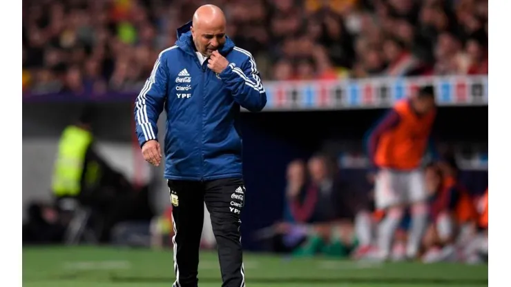 UN MAR DE DUDAS. Sampaoli al costado del campo en el Wanda Metropolitano.