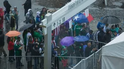 Cientos de hinchas combaten la lluvia para poder ver a la selección mexicana