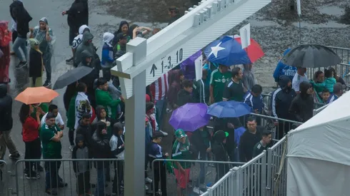 Cientos de hinchas combaten la lluvia para poder ver a la selección mexicana