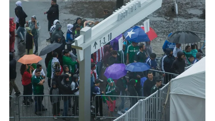 Cientos de hinchas combaten la lluvia para poder ver a la selección mexicana