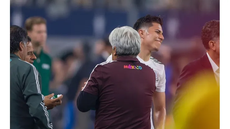 Salcedo en el momento de ser reemplazado por caer sobre su hombro