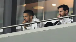 SIN PODER HACER NADA. Lionel Messi junto a Manuel Lanzini en el palco del Wanda Metropolitano.