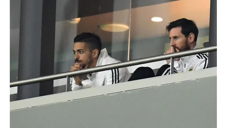 SIN PODER HACER NADA. Lionel Messi junto a Manuel Lanzini en el palco del Wanda Metropolitano.