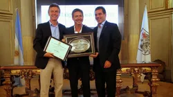 ¿SE VIENE EL CHUECO PRESIDENTE? Mauricio Macri (izquierda), Adrián Suar y Cristian Ritondo (derecha) después de ser distinguido como personalidad destacada de la Ciudad de Buenos Aires.