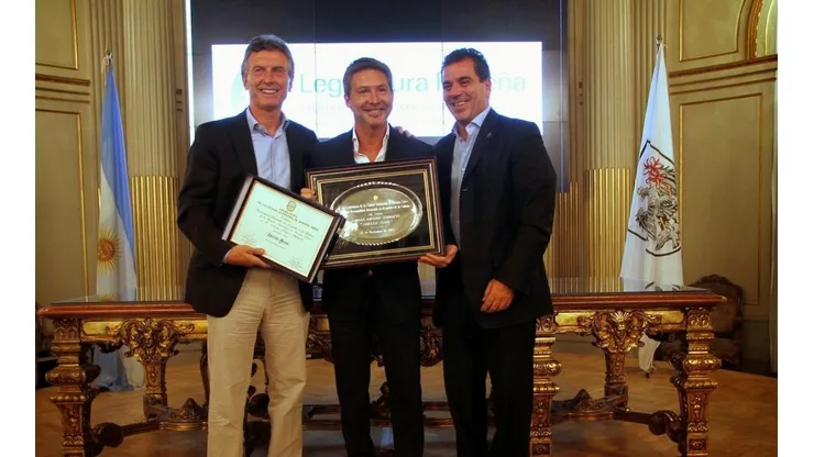 ¿SE VIENE EL CHUECO PRESIDENTE? Mauricio Macri (izquierda), Adrián Suar y Cristian Ritondo (derecha) después de ser distinguido como personalidad destacada de la Ciudad de Buenos Aires.