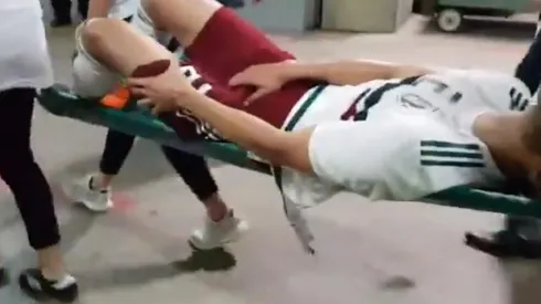 Néstor Araujo fue sacado entre lágrimas del estadio en Dallas