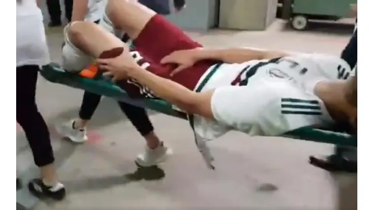 Néstor Araujo fue sacado entre lágrimas del estadio en Dallas