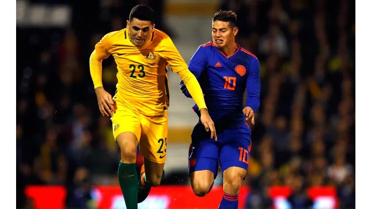 HOMBRO CONTRA HOMBRO. James Rodríguez busca ganar la posición en el amistoso contra Australia (Foto: Getty).