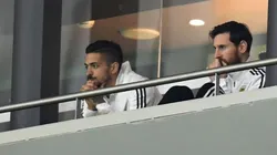 Messi en el palco junto a Lanzini.