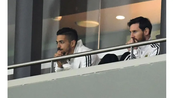 Messi en el palco junto a Lanzini.