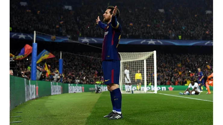 EL EXTRATERRESTRE. Lionel Messi de brazos abiertos ante la afición del Barcelona por Champions League (Foto: Getty).