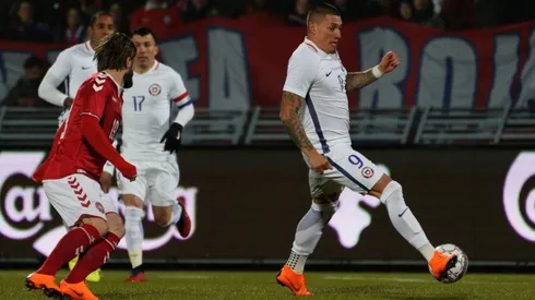 Nico Castillo jugando con la roja