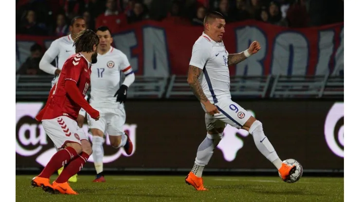 Nico Castillo jugando con la roja
