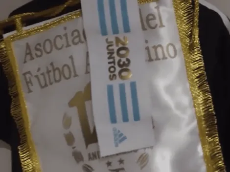 2030 juntos: Argentina uso su cinta de capitán para promocionar el Mundial junto a Uruguay y Paraguay