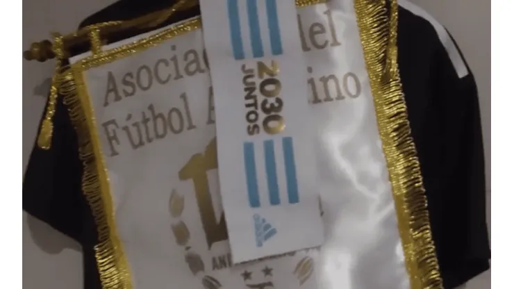2030 juntos: Argentina uso su cinta de capitán para promocionar el Mundial junto a Uruguay y Paraguay