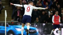 LA FURIA VARDY. El delantero del Leicester definió fuerte y arriba tras la distracción de Italia.