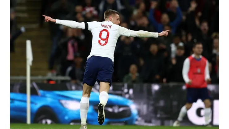 LA FURIA VARDY. El delantero del Leicester definió fuerte y arriba tras la distracción de Italia.