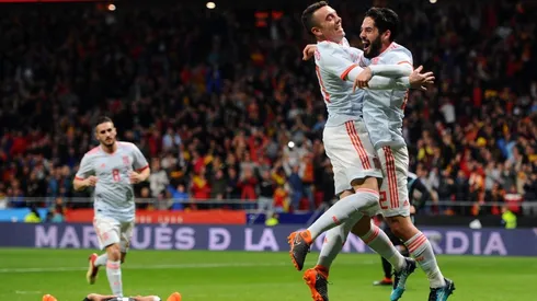 Los jugadores de España celebran el gol