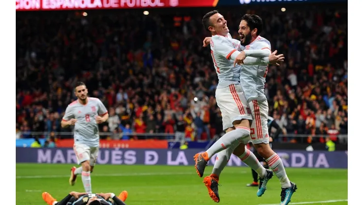 Los jugadores de España celebran el gol