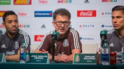 Juan Carlos Osorio escuchó atentamente a Carlos Salcedo y Marco Fabián en la rueda de prensa