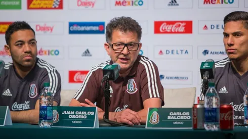 Juan Carlos Osorio escuchó atentamente a Carlos Salcedo y Marco Fabián en la rueda de prensa